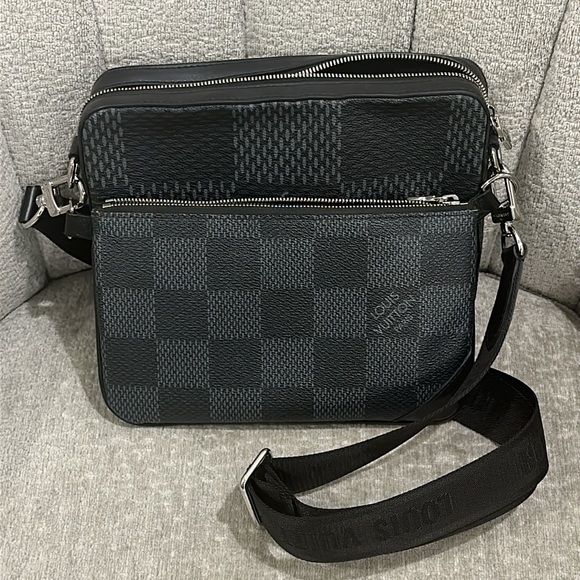 Louis Vuitton Trio Messenger Bag in Damier Graphite 3D Christmas is in the bag - Picture 8 of 11
